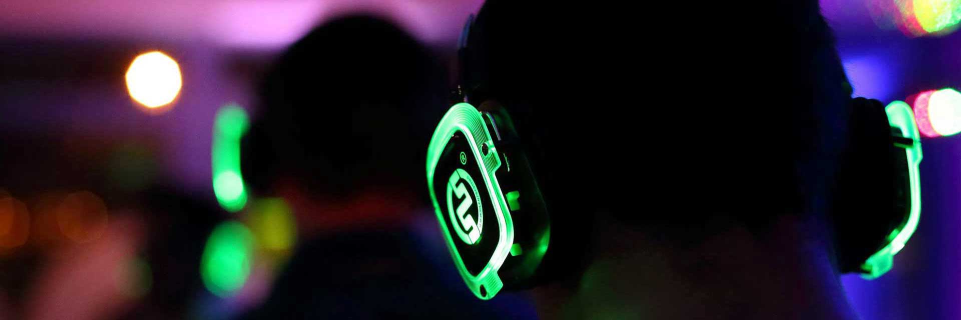 party-silent-disco Silent disco en silent party koptelefoons: de complete gids