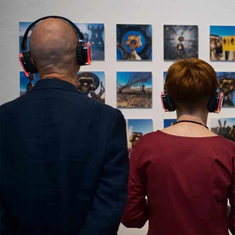 Silentart Photo Show Bezoekers met koptelefoons op een fototentoonstelling