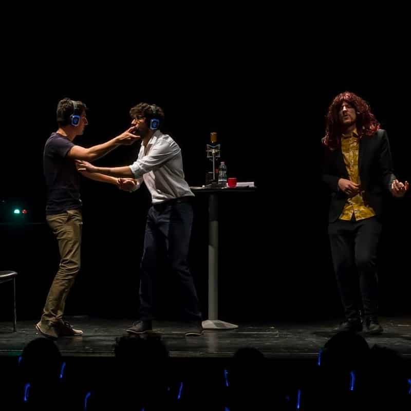 offtopic-silent-theatre-silentsystem Acteurs op het podium tijdens een koptelefoontheatervoorstelling