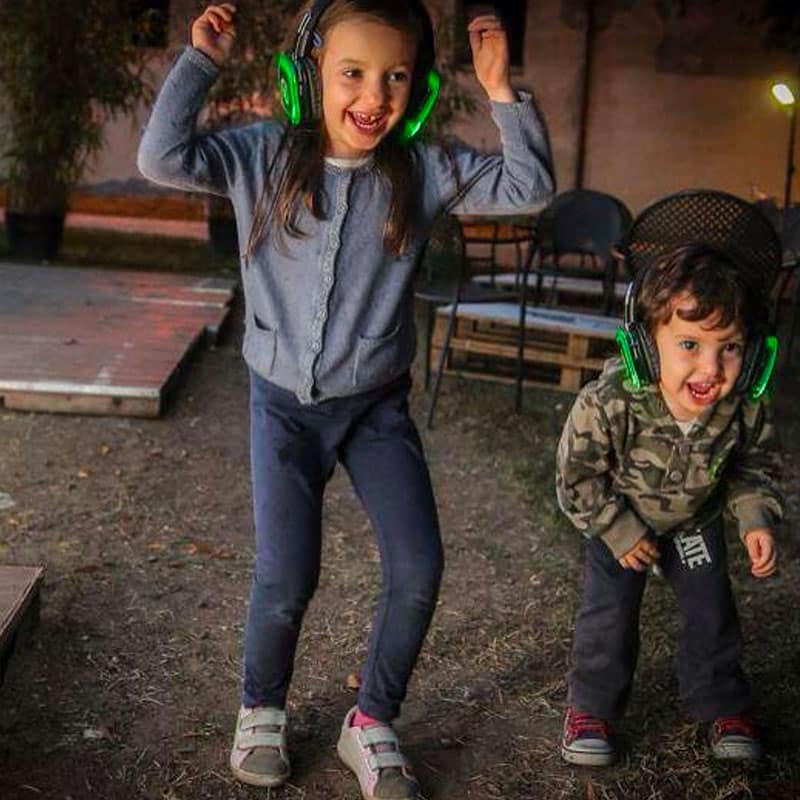babydance Kinderen dansen met groene draadloze koptelefoons op een feest