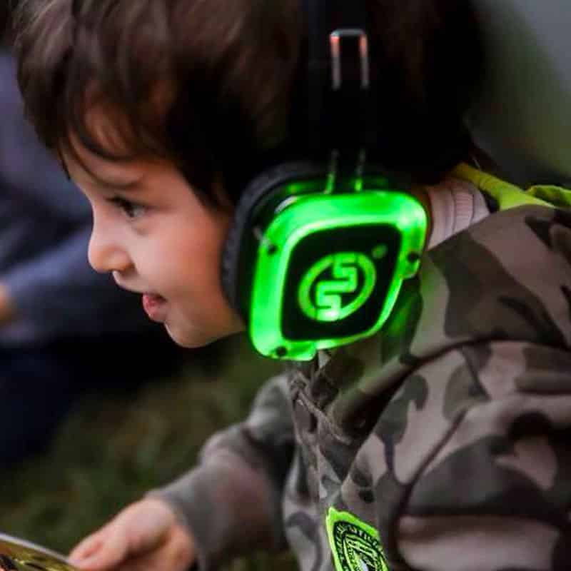 bambini-silentnight Jongen met groene led silent disco koptelefoon