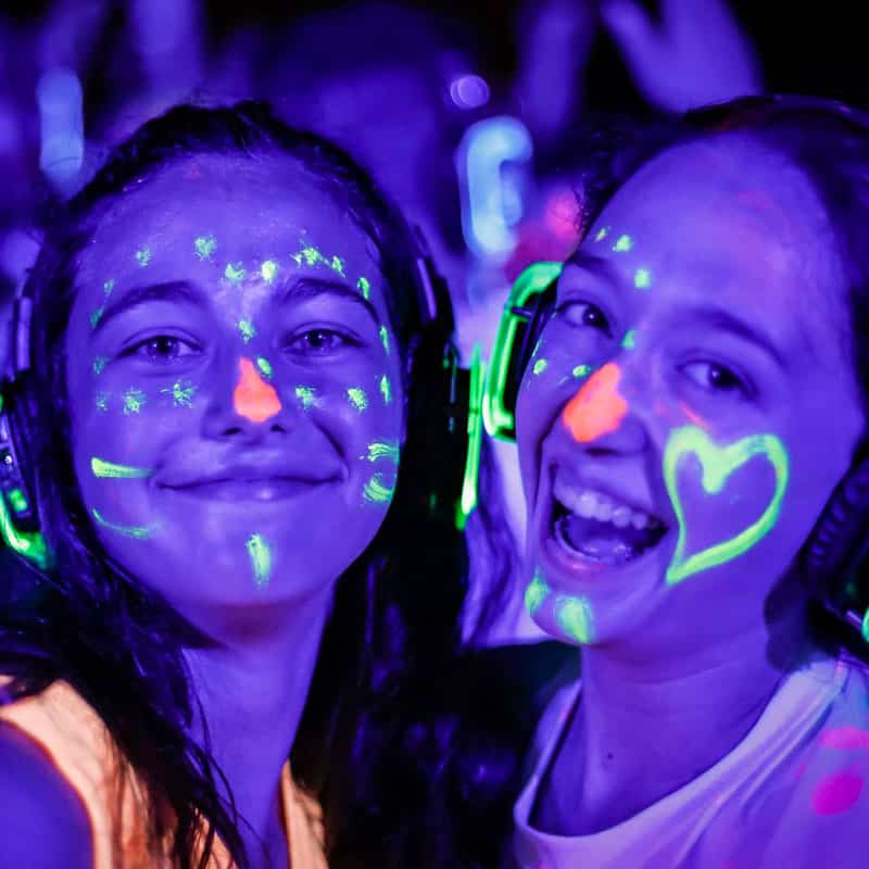 feste-silent-per-bambini Meisjes met neonmake-up en silent disco koptelefoons