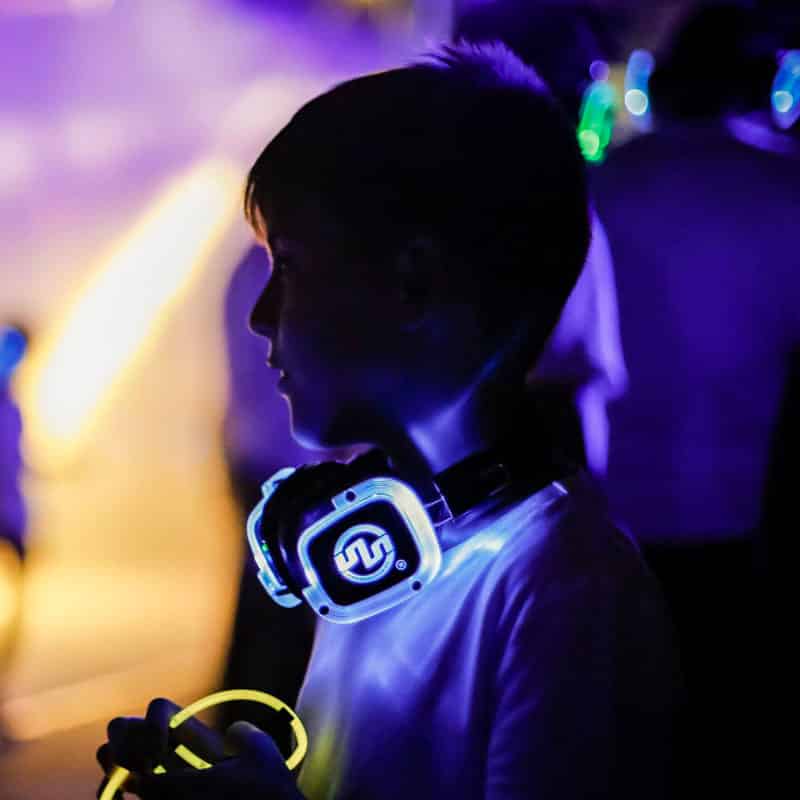 festebambini Jongen met led-koptelefoon op een Silent Party voor kinderen