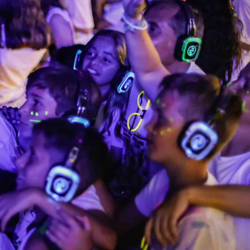 festecuffiebambini Groep kinderen met led draadloze koptelefoons op een feest