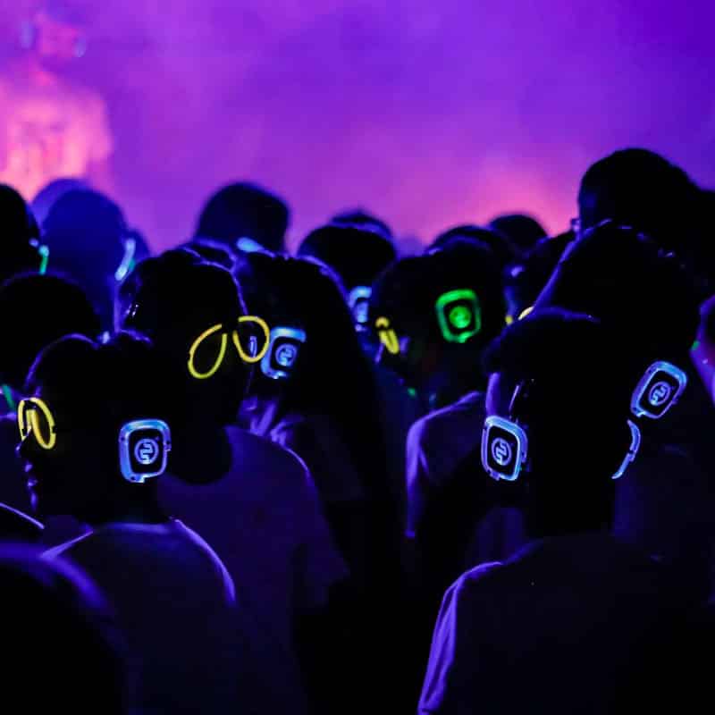 silentparty-kids Kinderen met led-koptelefoons op een Silent Party 's avonds