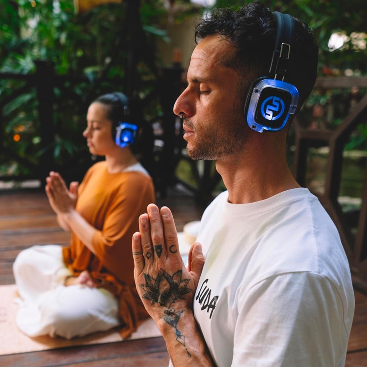 meditazione-cuffie Begeleide meditatie met blauwe led draadloze koptelefoons