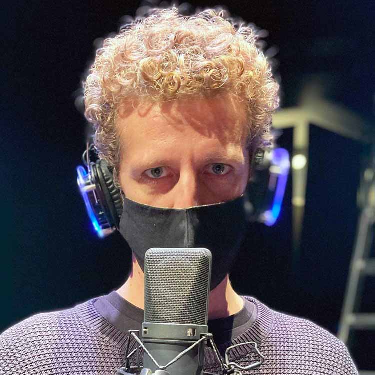 off-topic-beppe Spreker met koptelefoon van Silentsystem en een studiomicrofoon