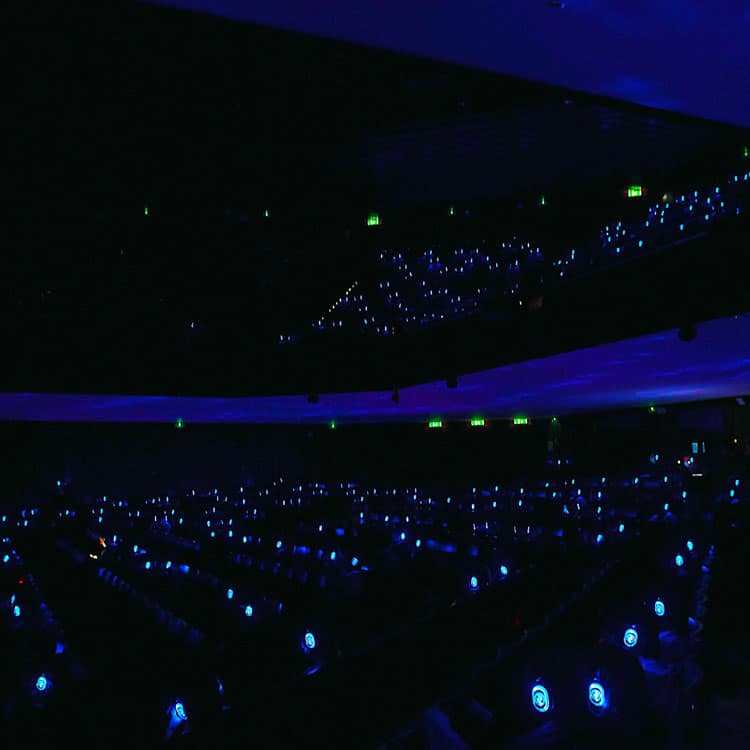 piccolo-teatro Verduisterde zaal van het Piccolo Teatro met blauwe led draadloze koptelefoons