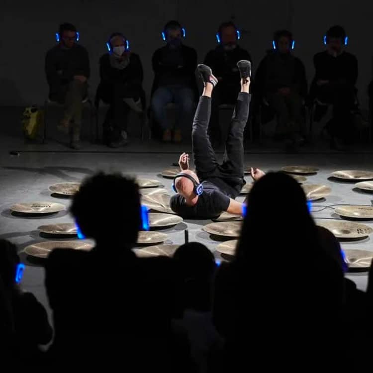 saiu-teatro Dansvoorstelling met publiek met koptelefoons in het donker