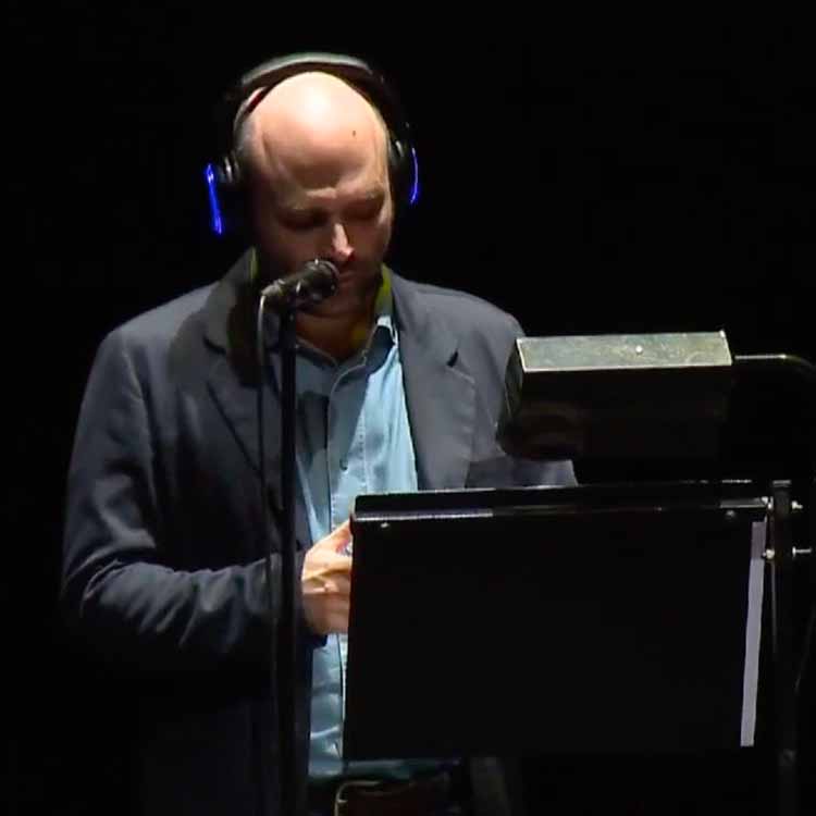 saviano-piccolo-teatro Roberto Saviano leest voor aan een lessenaar met koptelefoon van Silentsystem in het Piccolo Teatro