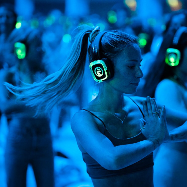 yogaparty Yogaparty met led-koptelefoons en blauw licht