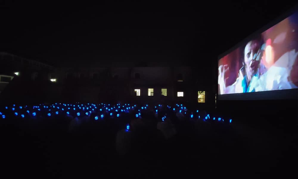 cinema in cuffia Openluchtbioscoop met publiek dat draadloze koptelefoons van Silentsystem draagt