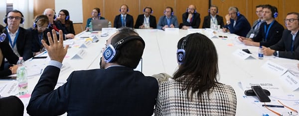 conferenze-congressi Congres met draadloze koptelefoons en simultaanvertaling van Silentsystem
