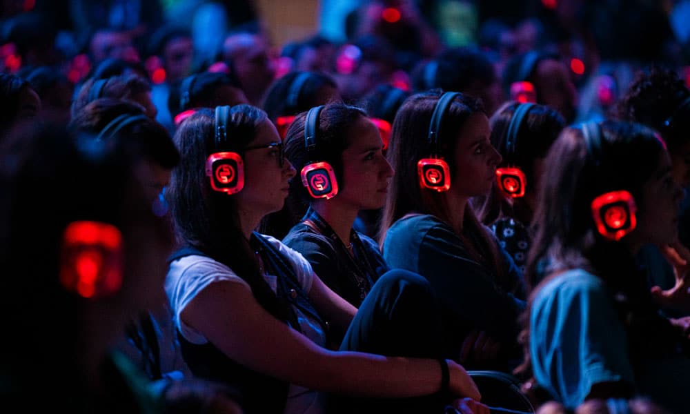 Cuffie per esami Leerlingen leggen een taalexamen af met draadloze koptelefoons van Silentsystem