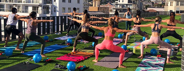 Silent fitness met koptelefoons