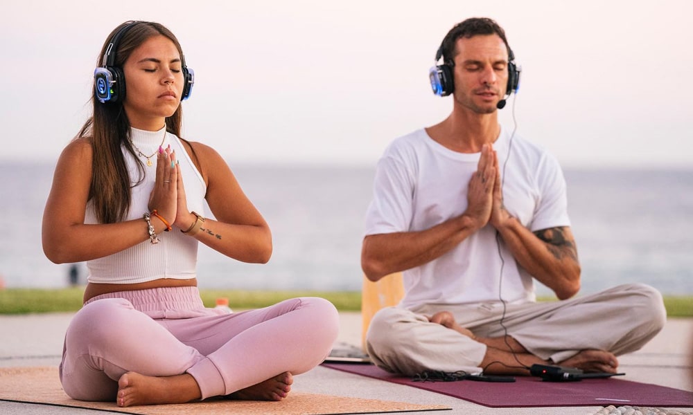 Silentyoga e mindfulness Silent yoga en meditatie met draadloze koptelefoons van Silentsystem