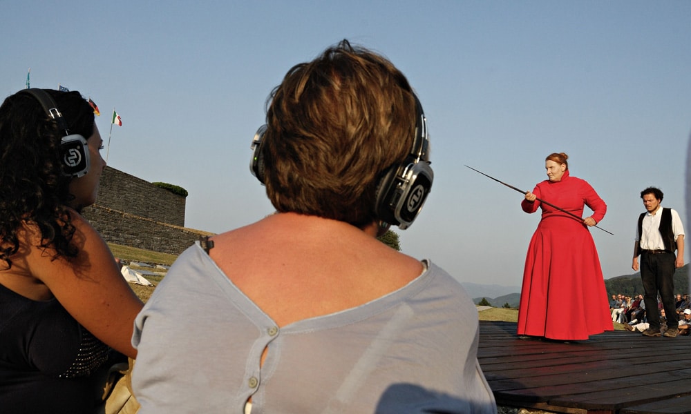 teatro mobile Theatervoorstelling in de buitenlucht met publiek met koptelefoons