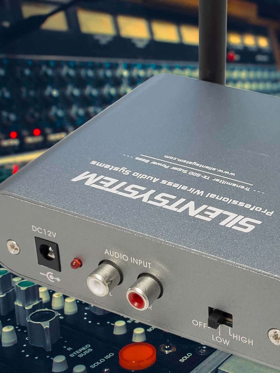 trasmettitoTrasmettitori Silent RF-zender van Silentsystem aangesloten op een mengpaneel