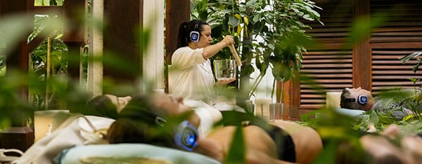 Silent yoga met koptelefoons